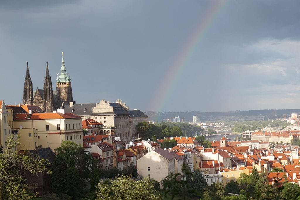 Traveling + Eating - Prague + a Recipe for Apple Honey Lemonade | SUMMER | TRAVEL | CZECH REPUBLIC | PRAGUE | Recipe at OatandSesame.com