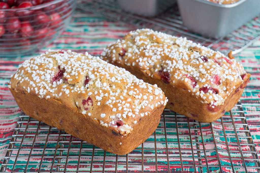 A festive holiday quick bread! Perfect for gifting! Cranberry Walnut Bread is sweet, tart and delicious! | QUICK BREAD | HOLIDAY BAKING | CRANBERRY | Recipe at OatandSesame.com